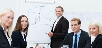 kollegen in einer besprechung mit flipchart kollegen in einer besprechung mit flipchart