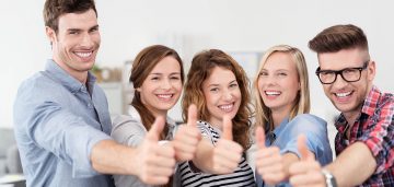 fünf junge leute zeigen daumen hoch fünf junge leute zeigen daumen hoch